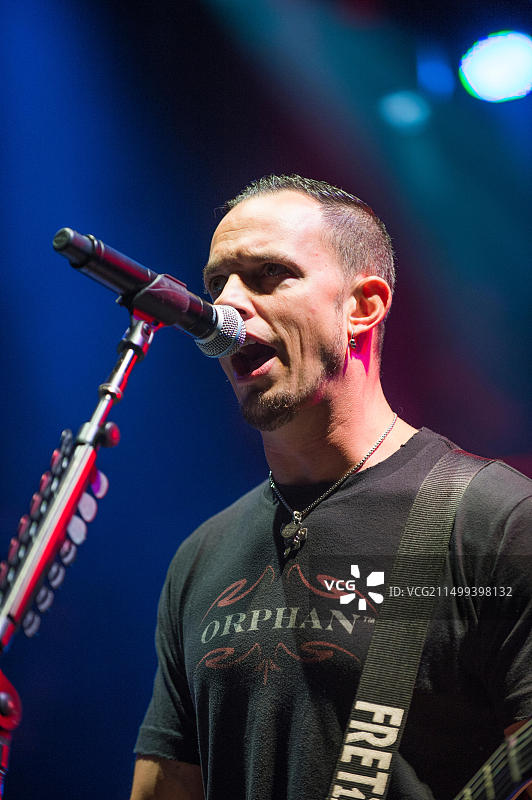 英国苏格兰格拉斯哥：美国摇滚乐队Alter Bridge的Mark Tremonti在SSE Hydro演出图片素材