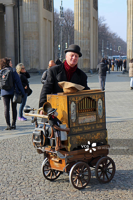 在柏林勃兰登堡门外演奏风琴的街头音乐家图片素材