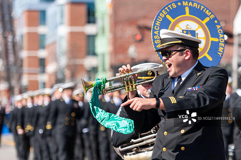 在2019年南波士顿圣帕特里克节游行中的马萨诸塞州海事学院乐队的音乐家图片素材