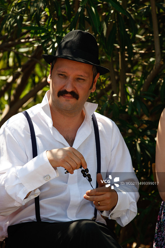 一名希腊男子手持念珠图片素材