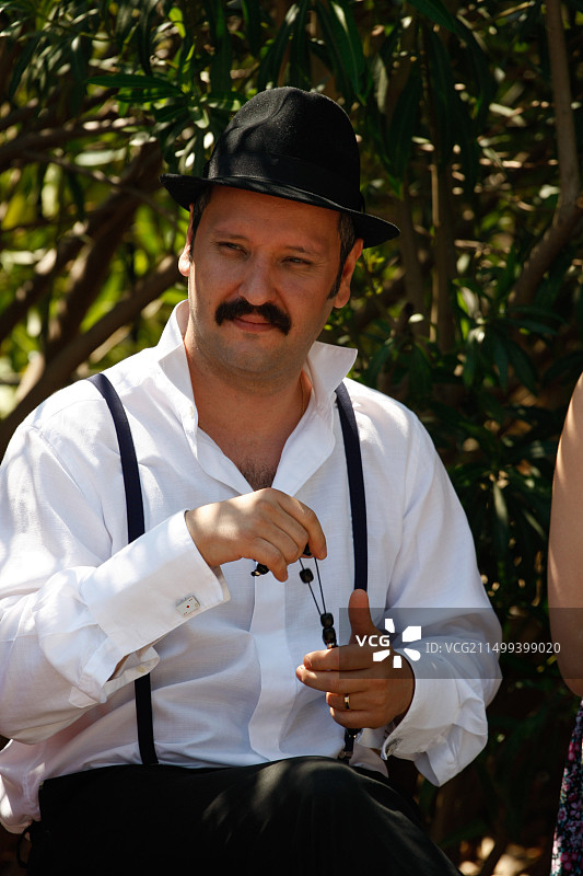 一名希腊男子手持念珠图片素材