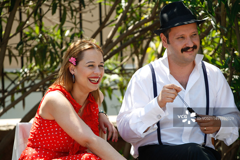 一名希腊男子手持念珠图片素材