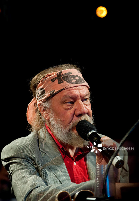 比利时蓝调音乐家罗兰·范·坎彭豪特在Radio 1 Sessies演出 (比利时，2010/11/10)图片素材