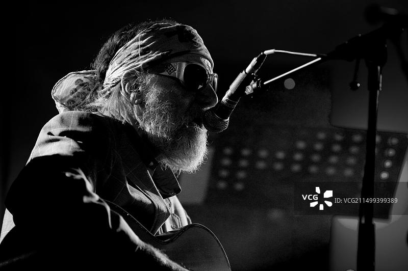 比利时蓝调音乐家罗兰·范·坎彭豪特在Radio 1 Sessies演出 (比利时，2010/11/10)图片素材