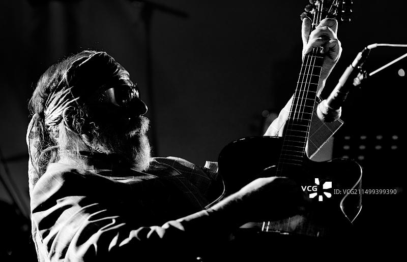 比利时蓝调音乐家罗兰·范·坎彭豪特在Radio 1 Sessies演出 (比利时，2010/11/10)图片素材