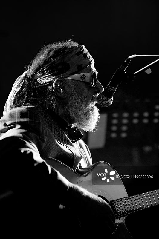 比利时蓝调音乐家罗兰·范·坎彭豪特在Radio 1 Sessies演出 (比利时，2010/11/10)图片素材