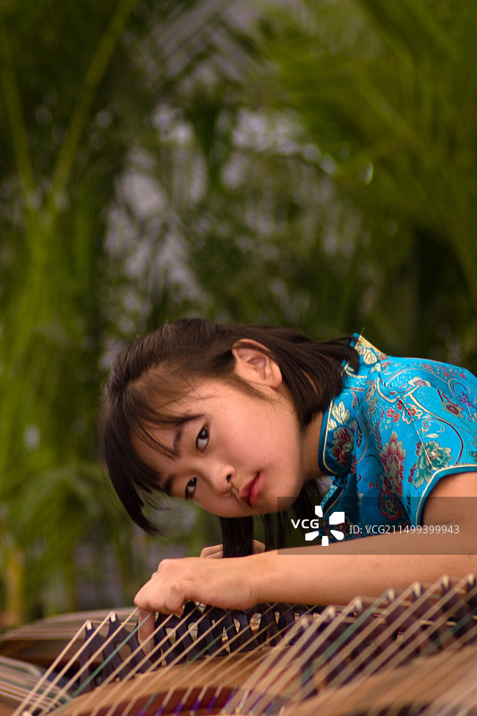 古筝演奏家在华盛顿特区史密森民俗节上表演图片素材