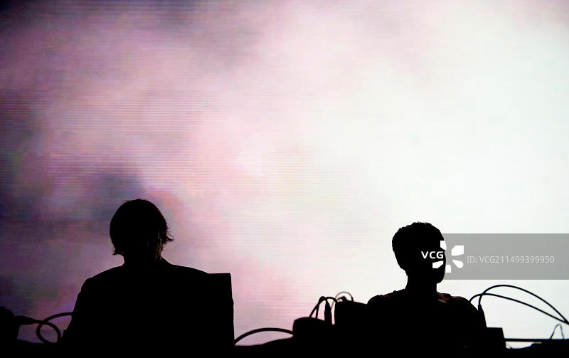 德国音乐家/制作人Christian de Luca与视频艺术家Spenza在布鲁塞尔电子音乐节（比利时，2010年3月27日）图片素材