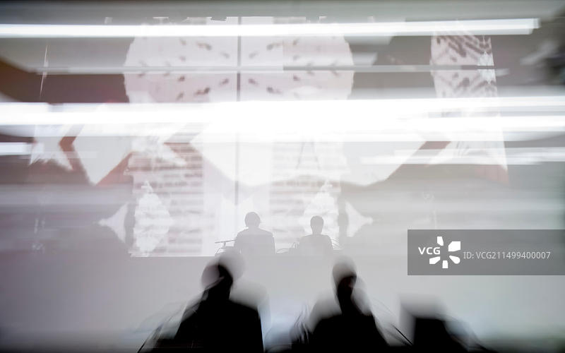 德国音乐家/制作人Christian de Luca与视频艺术家Spenza在布鲁塞尔电子音乐节（比利时，2010年3月27日）图片素材