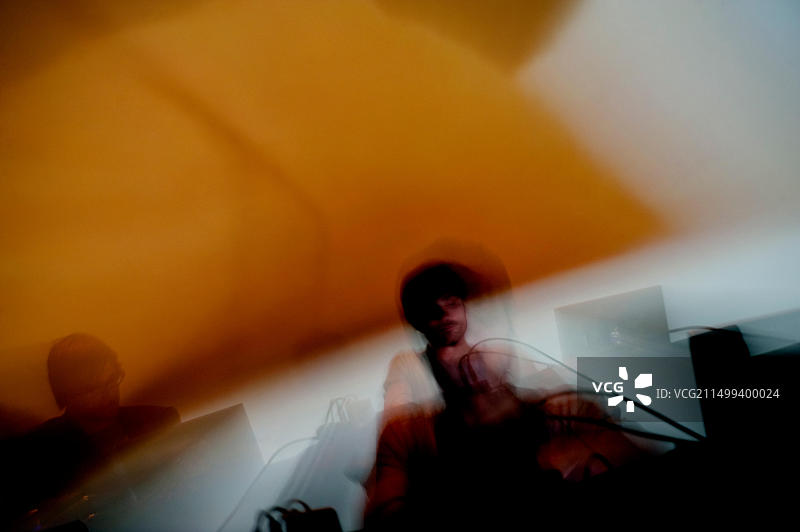 德国音乐家/制作人Christian de Luca与视频艺术家Spenza在布鲁塞尔电子音乐节（比利时，2010年3月27日）图片素材