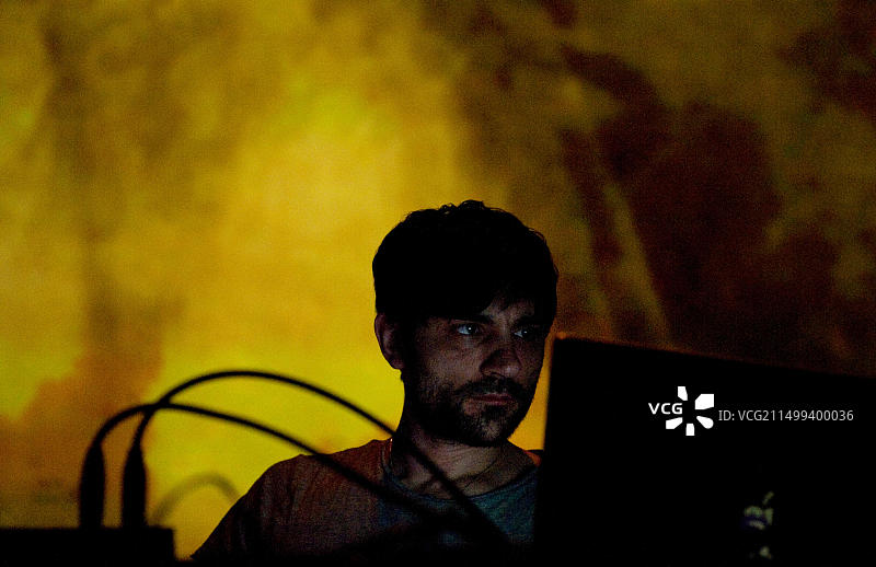 德国音乐家/制作人Christian de Luca与视频艺术家Spenza在布鲁塞尔电子音乐节（比利时，2010年3月27日）图片素材