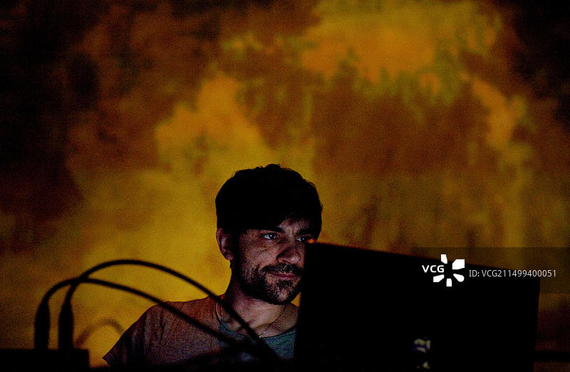 德国音乐家/制作人Christian de Luca与视频艺术家Spenza在布鲁塞尔电子音乐节（比利时，2010年3月27日）图片素材