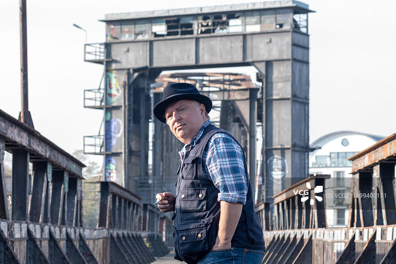 2018年11月6日，德国马德堡：德国演员兼音乐家阿克塞尔·普拉尔站在马德堡的一座旧铁路桥“枢纽桥”上图片素材