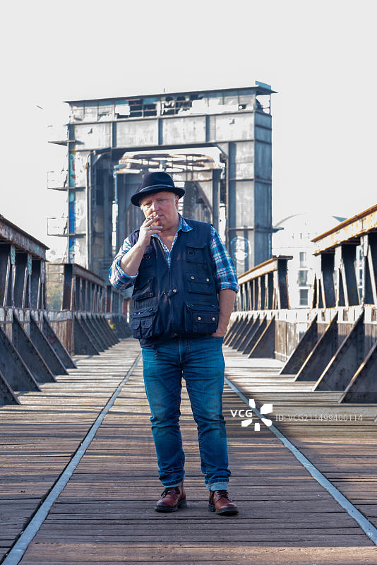 2018年11月6日，德国马德堡：德国演员兼音乐家阿克塞尔·普拉尔站在马德堡的一座旧铁路桥“枢纽桥”上图片素材