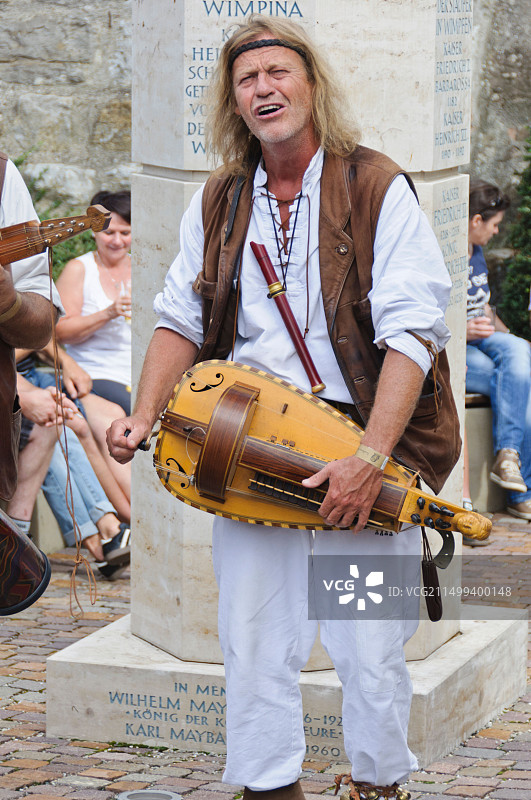 吟游诗人在巴德温普芬中世纪市场的集市上演奏手摇风琴图片素材