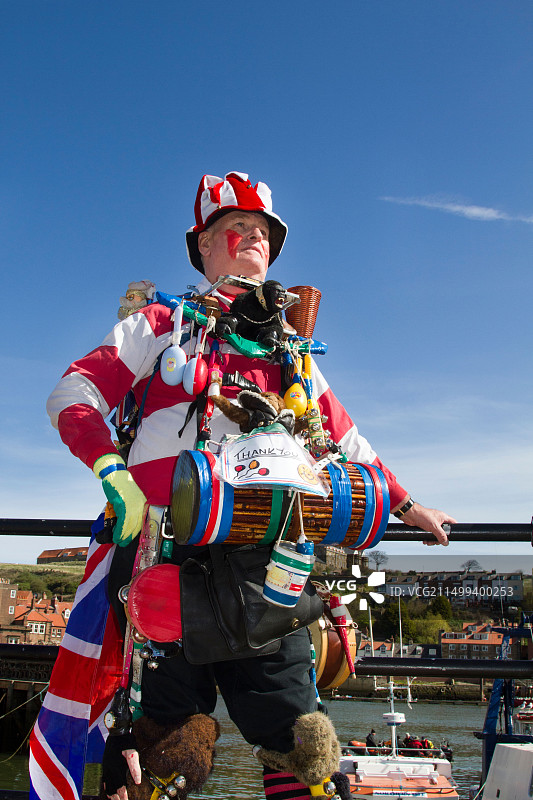 穿着奇特服装的街头音乐家，英国惠特比图片素材