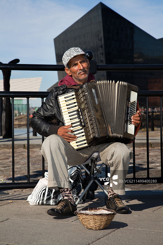 街头音乐家演奏手风琴图片素材