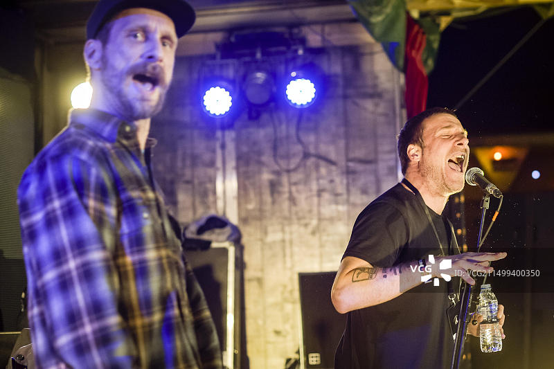 Sleaford Mods乐队主唱和音乐家在班克斯的Dismaland舞台上表演图片素材