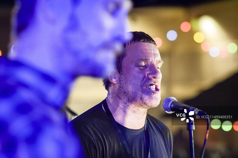 Sleaford Mods乐队主唱和音乐家在班克斯的Dismaland舞台上表演图片素材