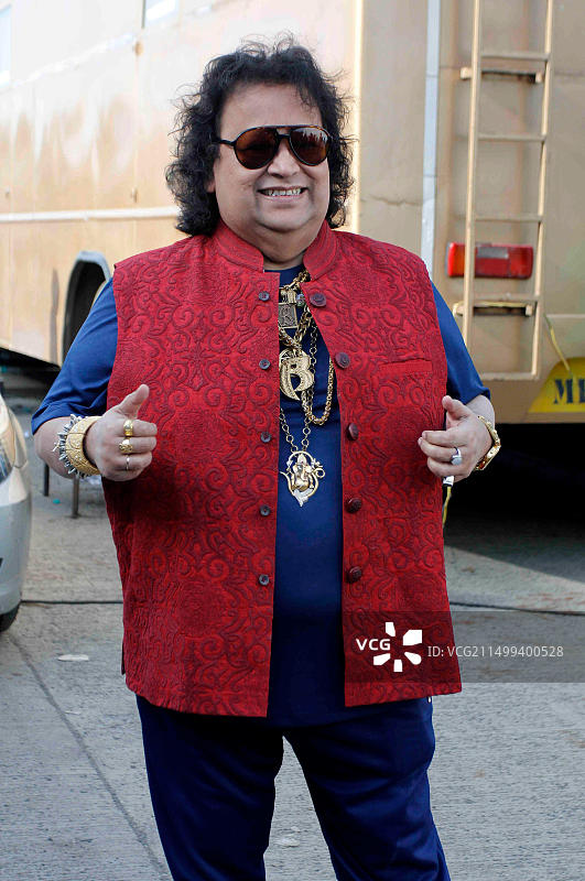 巴比·拉西里：印度宝莱坞歌手、作曲家、政治家、迪斯科音乐家和唱片制作人；印度；亚洲，在即将上映的电影《拉姆拉坦》的拍摄现场图片素材