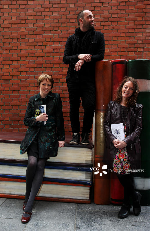 作家希内德·克劳利（左）和米歇尔·福布斯与音乐家艾德里安·克劳利一同参加都柏林作家节，在都柏林坦普尔酒吧的会议广场启动2014年活动图片素材