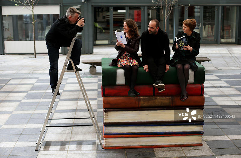 米歇尔·福布斯（左）和西内德·克劳利（右）与音乐家艾德里安·克劳利在都柏林会面图片素材