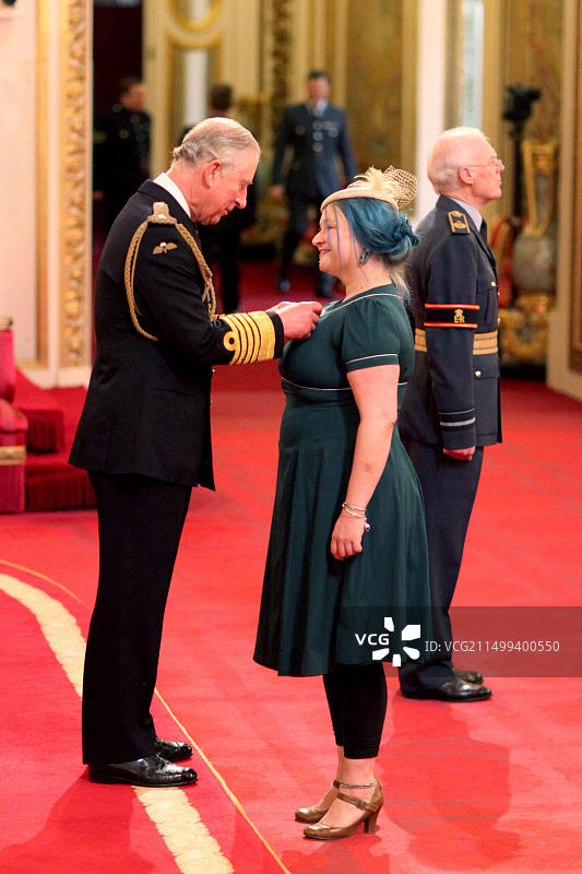 音乐人伊莱扎·卡西在伦敦白金汉宫的授勋仪式上被威尔士亲王授予大英帝国勋章图片素材