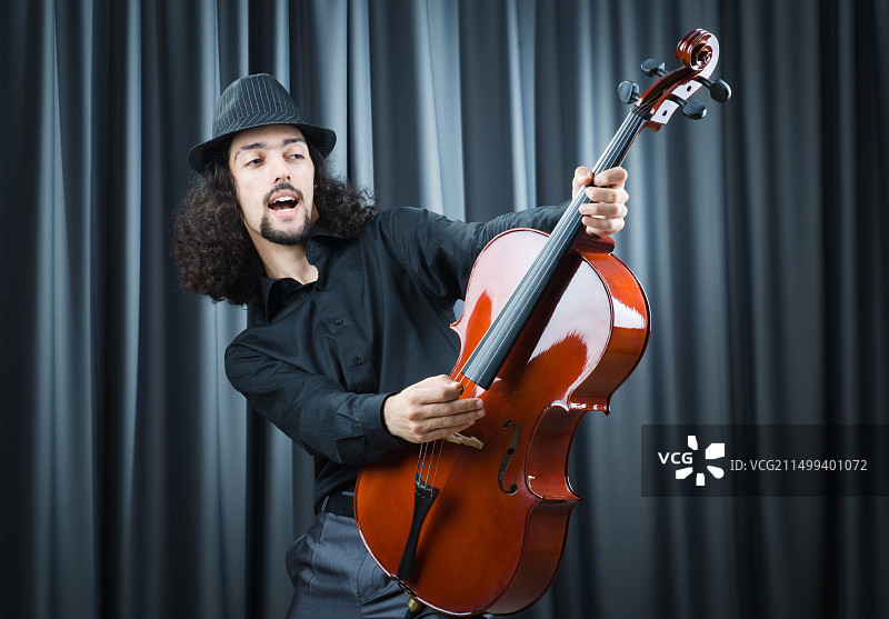演奏大提琴的男人图片素材