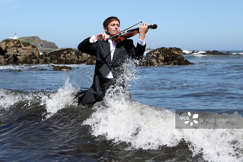 音乐家演奏漂流木小提琴图片素材