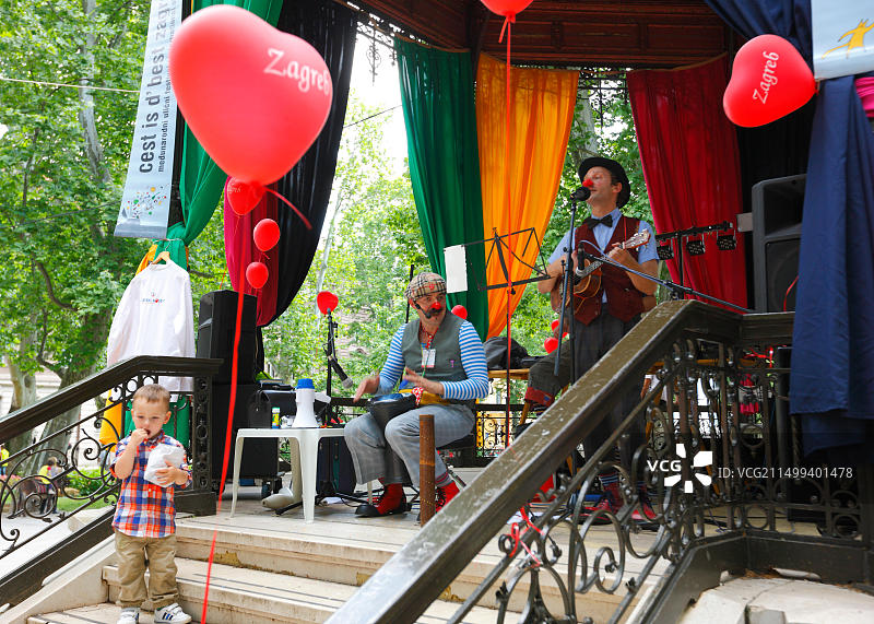 克罗地亚萨格勒布尼古拉·舒比奇·兹林斯基广场上的音乐家图片素材