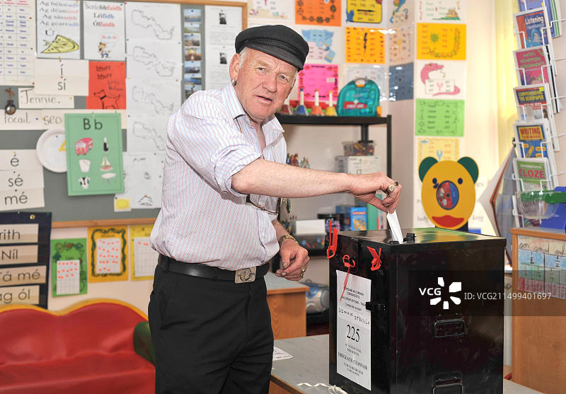 艺术家和音乐家帕西·丹·马克·鲁阿里在托里岛圣科尔姆·希利国家学校的投票站参加欧盟财政条约公投图片素材