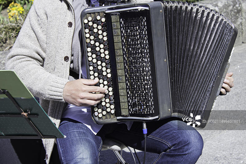 街头手风琴演奏音乐家和音乐娱乐图片素材