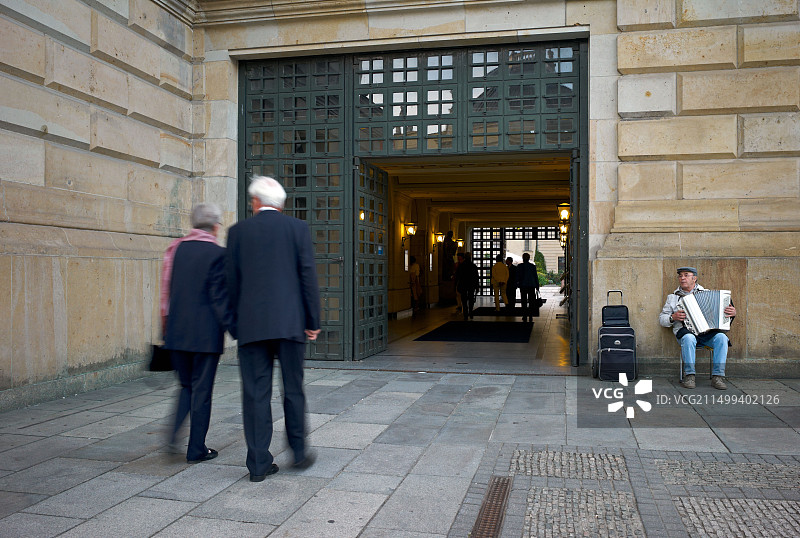 德国柏林音乐厅入口处的游客和街头音乐家图片素材