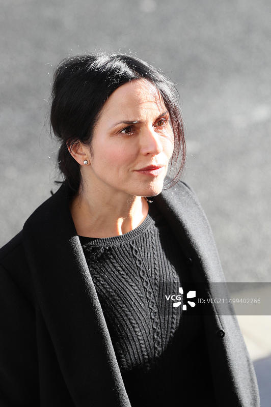 爱尔兰音乐家、歌曲作者兼演员安德里亚·科尔抵达都柏林圣玛丽主教座堂，参加著名广播员盖伊·伯恩的葬礼图片素材