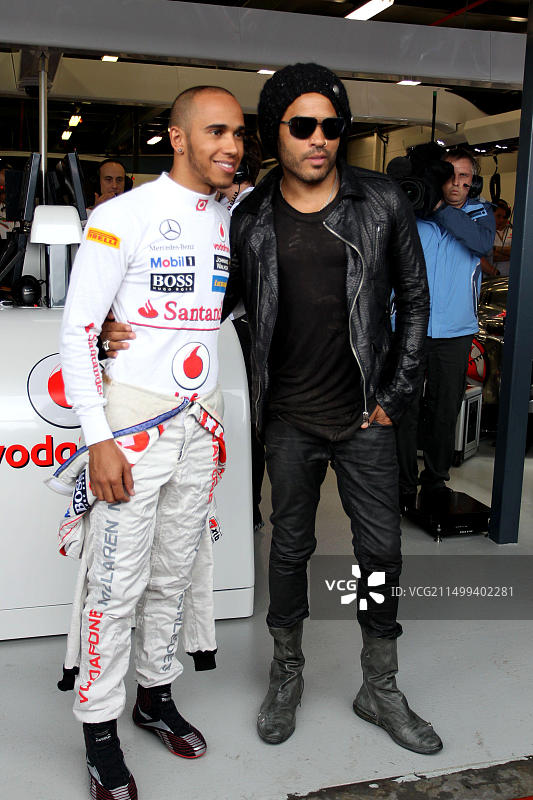 音乐家兰尼·克拉维茨（美国）与刘易斯·汉密尔顿（英国）迈凯伦车队。澳大利亚大奖赛，2012年3月16日星期五。阿尔伯特公园，墨尔本，澳大利亚图片素材