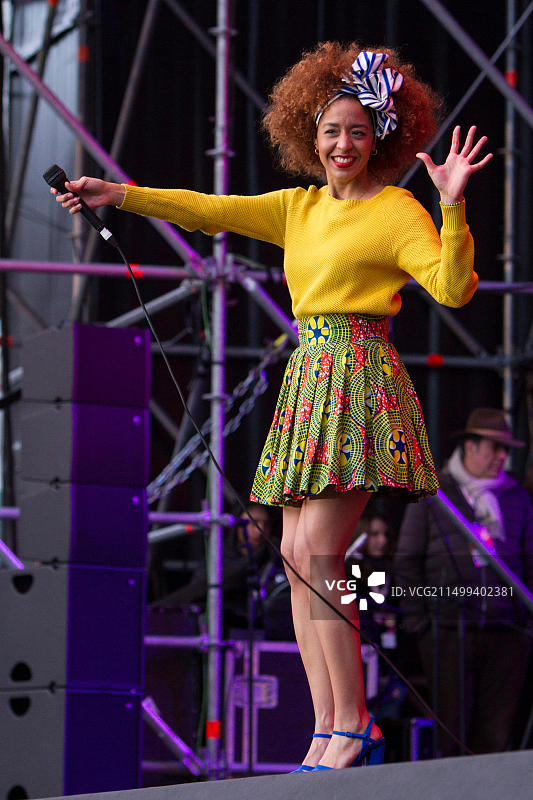 在都灵爵士音乐节上演奏的古巴音乐家伊莲·卡尼萨雷斯图片素材