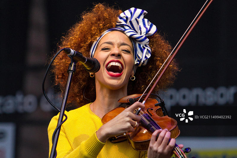 在都灵爵士音乐节上演奏的古巴音乐家伊莲·卡尼萨雷斯图片素材