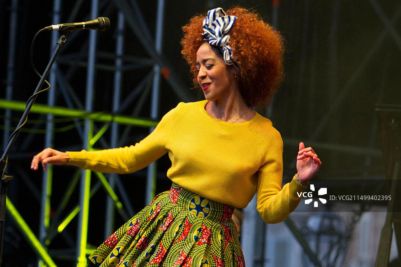 在都灵爵士音乐节上演奏的古巴音乐家伊莲·卡尼萨雷斯图片素材