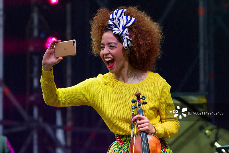 古巴音乐家伊莲·卡尼萨雷斯在都灵爵士音乐节音乐会上拍摄观众图片素材