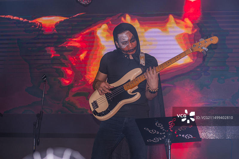 在柬埔寨金边硬石餐厅演出的菲律宾乐队图片素材