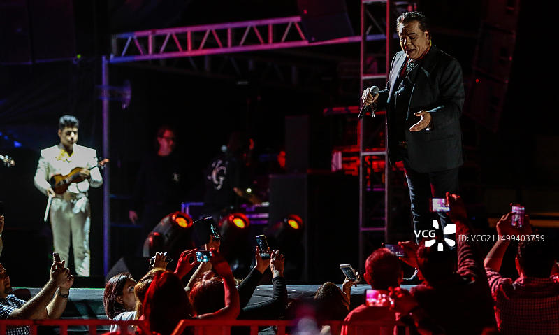 墨西哥流行音乐歌手胡安·加布里埃尔在NOA NOA巡演期间的音乐会之夜图片素材