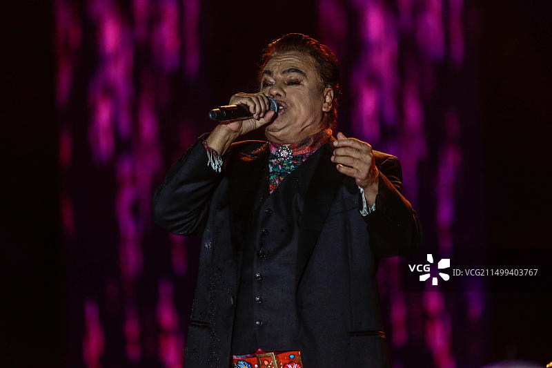 墨西哥流行音乐歌手胡安·加布里埃尔在NOA NOA巡演期间的音乐会之夜图片素材