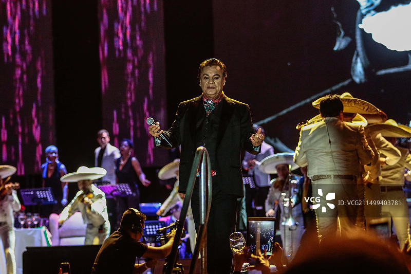 墨西哥流行音乐歌手胡安·加布里埃尔在NOA NOA巡演期间的音乐会之夜图片素材