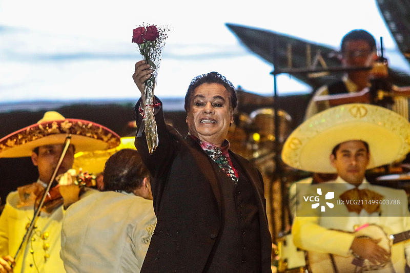 墨西哥流行音乐歌手胡安·加布里埃尔在NOA NOA巡演期间的音乐会之夜图片素材