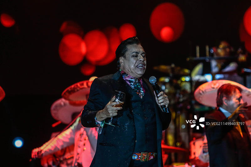 墨西哥流行音乐歌手胡安·加布里埃尔在NOA NOA巡演期间的音乐会之夜图片素材