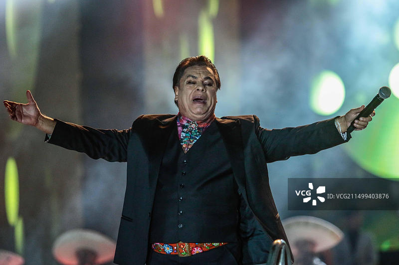 墨西哥流行音乐歌手胡安·加布里埃尔在NOA NOA巡演期间的音乐会之夜图片素材