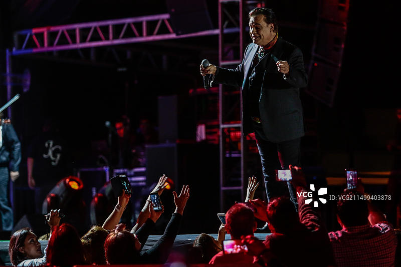 墨西哥流行音乐歌手胡安·加布里埃尔在NOA NOA巡演期间的音乐会之夜图片素材