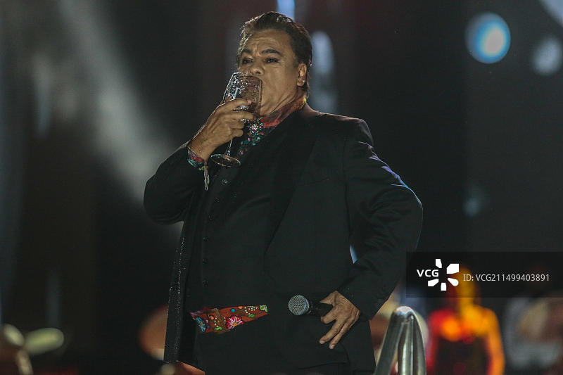 墨西哥流行音乐歌手胡安·加布里埃尔在NOA NOA巡演期间的音乐会之夜图片素材