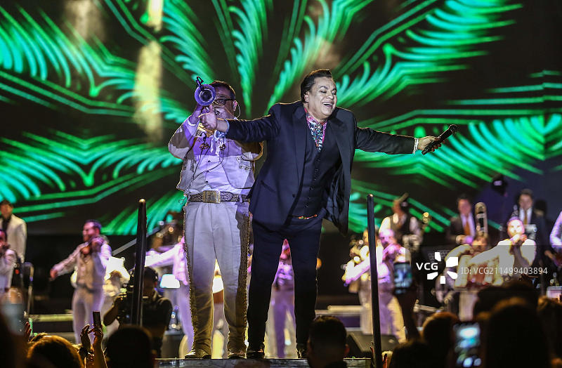 墨西哥流行音乐歌手胡安·加布里埃尔在NOA NOA巡演期间的音乐会之夜图片素材