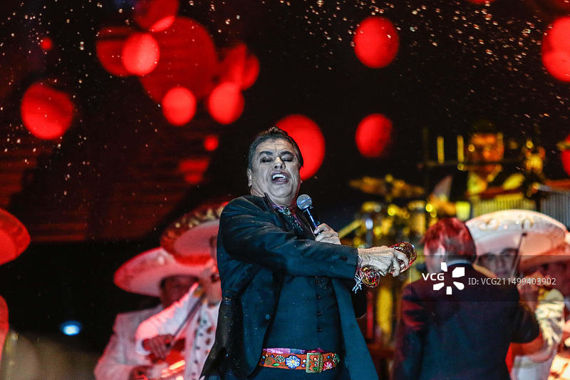 墨西哥流行音乐歌手胡安·加布里埃尔在NOA NOA巡演期间的音乐会之夜图片素材